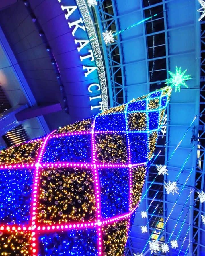 金本浩二のインスタグラム：「当たり前ですが✨🎄✨博多駅もX'masイルミネーションでした😊」