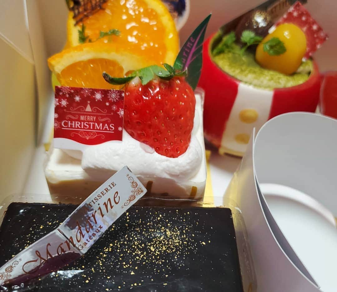 朱神宝さんのインスタグラム写真 - (朱神宝Instagram)「誕生日ケーキといえばホールケーキな感じですが、色んな種類を食べたいので我が家では単品派😊 ここのケーキは優しくて美味しい✨ 最後の写真のケーキはほぼ丸ごとリンゴなケーキ🍰  #マンダリーヌ #ケーキ」12月16日 15時27分 - akegami_takara