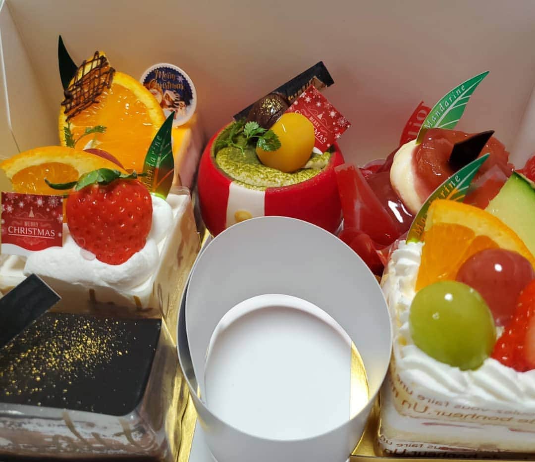 朱神宝のインスタグラム：「誕生日ケーキといえばホールケーキな感じですが、色んな種類を食べたいので我が家では単品派😊 ここのケーキは優しくて美味しい✨ 最後の写真のケーキはほぼ丸ごとリンゴなケーキ🍰  #マンダリーヌ #ケーキ」