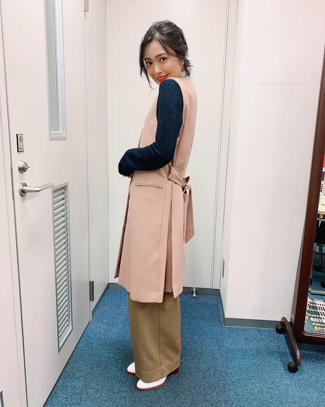 北原里英さんのインスタグラム写真 - (北原里英Instagram)「健康カプセル💊ゲンキの時間 の衣装です👠  #384 12/15  ニット @paulsmithjapan ロングベスト @analoglighting パンツ @todayful_ 靴 @staccatojapan . お酒の飲み方、勉強になりましたね！ しかし結局のところ、 飲みすぎない！ が1番ですね🍺🤭笑 ラムネはわたしもオススメですよ💙」12月16日 15時37分 - rie_kitahara_3