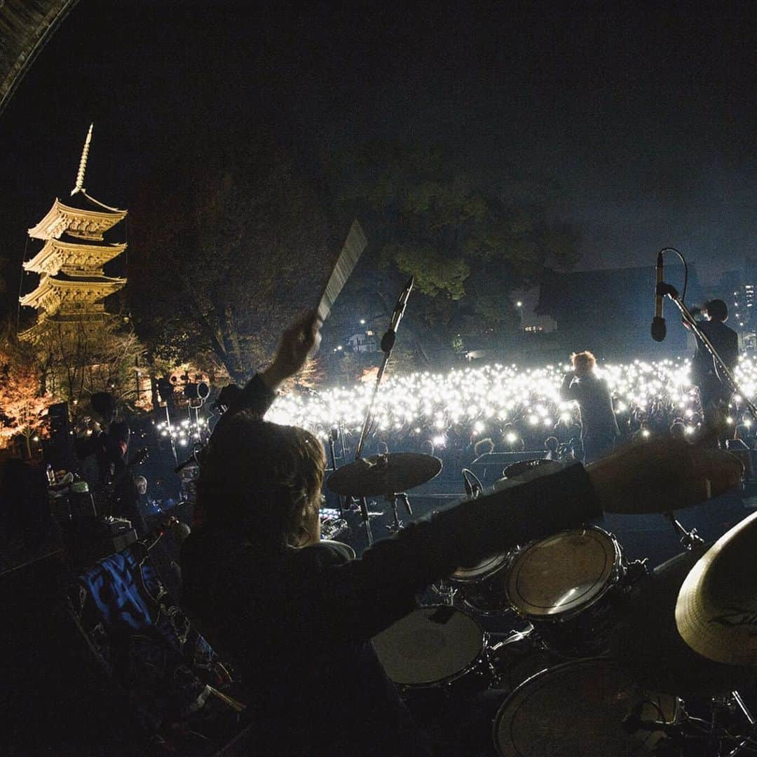 N∀OKIさんのインスタグラム写真 - (N∀OKIInstagram)「20th Anniversary Beginning of the Story EXTRA in 東寺  1200年の歩みから成る 京都国宝にて お寺なのだが 神秘的で神がかる 貴重な一刻一刻 ありがとうございました  弘法大師さんも ビックリして おられらっしゃられると想ふ  それでは今週末 ポルノ超特急2019  何度でも冬の響都で お逢いしましょ  写真 @ninjajon  #東寺」12月16日 15時42分 - chairoy1945