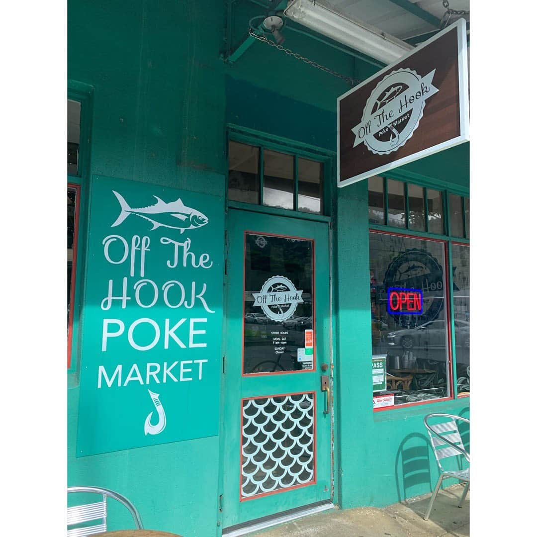 中田奈沙さんのインスタグラム写真 - (中田奈沙Instagram)「Delicious POKE in Manoa🐟 今回ずっと行きたかったポケの店 《Off The Hook Poke Maret》 @offthehookpokemarket にも行けました☺️ @aloha_e_bicycle でワイキキから 20分くらいだったかなぁ？ 車とほとんど速さ変わらない❤️ * Cold ginger ahi（左） Spicy ahi（右） の2チョイスのレギュラーサイズ、 ご飯は玄米にしました✨ * #奈沙旅inhawaii #奈沙ログ #奈沙ログinhawaii * * #offthehook #offthehookpokemarket #hawaii #manoa #honolulu #oahu #lunch #poke #pokebowl #foodie #foodstagram #instafood #foodpic #foodgasm #alohaebicycle #cycling #オフザフックポケマーケット #アヒポキ #ポキ #オフザフック #ハワイ #マノア #ホノルル #オアフ島 #ランチ #サイクリング #アロハイーバイシクル」12月16日 15時51分 - nasa_nakada