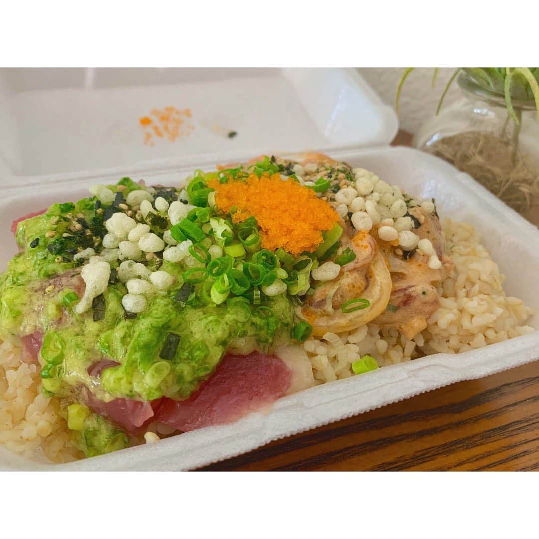 のインスタグラム：「Delicious POKE in Manoa🐟 今回ずっと行きたかったポケの店 《Off The Hook Poke Maret》 @offthehookpokemarket にも行けました☺️ @aloha_e_bicycle でワイキキから 20分くらいだったかなぁ？ 車とほとんど速さ変わらない❤️ * Cold ginger ahi（左） Spicy ahi（右） の2チョイスのレギュラーサイズ、 ご飯は玄米にしました✨ * #奈沙旅inhawaii #奈沙ログ #奈沙ログinhawaii * * #offthehook #offthehookpokemarket #hawaii #manoa #honolulu #oahu #lunch #poke #pokebowl #foodie #foodstagram #instafood #foodpic #foodgasm #alohaebicycle #cycling #オフザフックポケマーケット #アヒポキ #ポキ #オフザフック #ハワイ #マノア #ホノルル #オアフ島 #ランチ #サイクリング #アロハイーバイシクル」