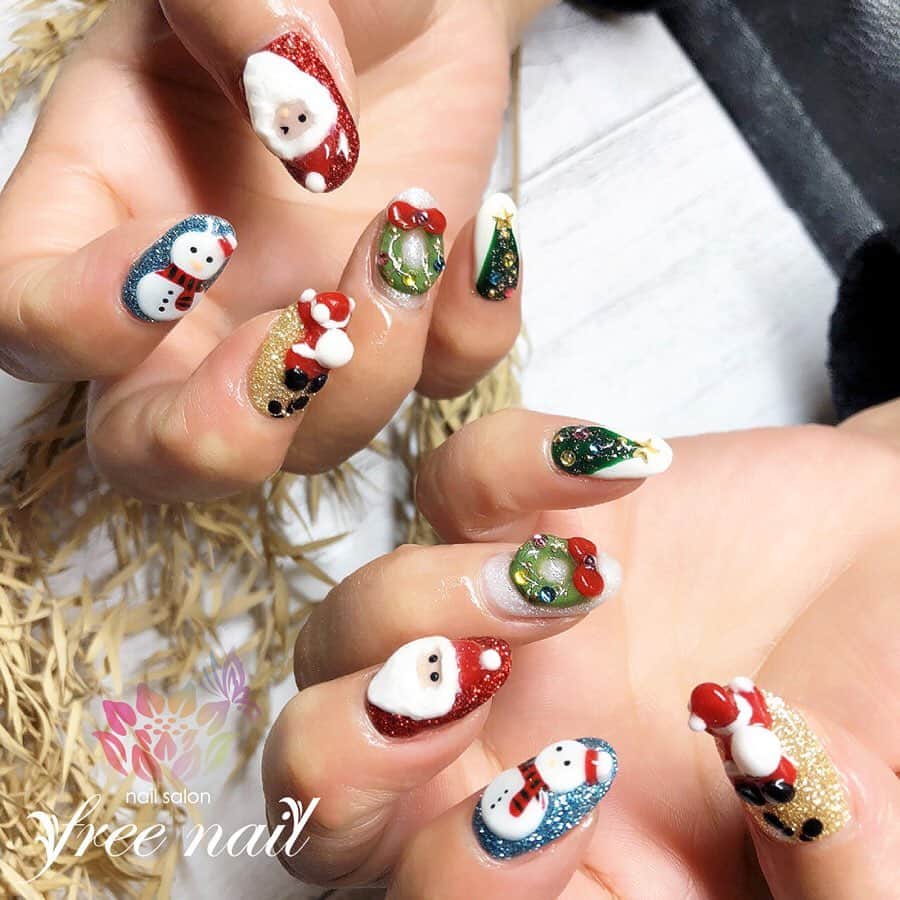 free nail フリーネイルのインスタグラム：「. クリスマスネイル💅🏻🎅🏻🎄 . 最高に可愛いクリスマスネイルはfreenailへ🎅🏻🦌🎄🔔❄️ . スワイプして動画も見てね⇨☝︎🎬✨ . ご来店ありがとうございました🙇🏻‍♀️🙇🏻‍♀️🙇🏻‍♀️💗 . #ネイルアート #ジェルネイル #ネイルサロン #大阪ネイルサロン #ネイルデザイン #ネイルチェンジ #クリスマスネイル #季節ネイル #3dネイル #キャラクターネイル #サンタネイル #グリッターネイル #キラキラネイル #デザインネイル #トレンドネイル #シンプルネイル #大人ネイル #冬ネイル #winternails #nailsart #nailsdid #美甲 #日式美甲 #日式美甲胶 #日本美甲师 #日本美甲老师 #美甲上课 #日本胶 #フリーネイル #freenail」
