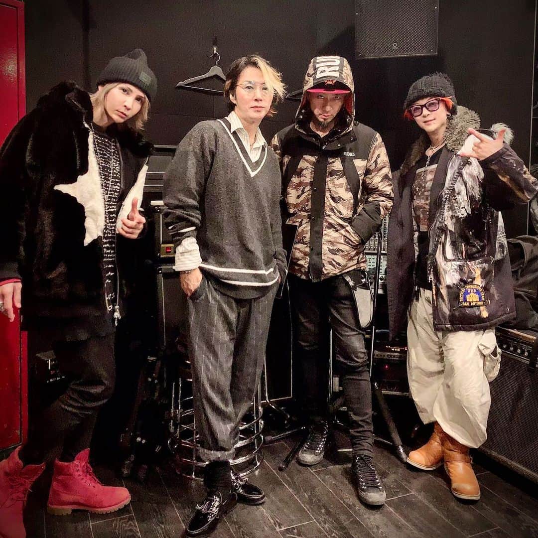 Ju-kenのインスタグラム：「🏯戦国時代🏯 🏹晩餐会の予行演習🏹  下僕の皆様、戦い易い身支度で大丈夫ですよ🤼‍♀️ #戦国時代　#リハ　#アコースティック　#rudies」