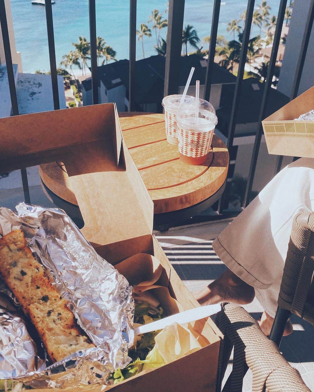 宮崎絹子さんのインスタグラム写真 - (宮崎絹子Instagram)「ワイキキで朝ごはん🍴 Island vintageのアヒサラダが大好きでよく買ってビーチで食べたり、ホテルで食べたりちょっとした朝ご飯にすごくオススメ。 今回は撮影前に#ハレプナ ホテルのラナイで🌿 飲み物はトロピカルセンセーションがすき🍓🥝🍌🍋🍍 ㅤㅤㅤㅤㅤㅤㅤㅤㅤㅤㅤㅤㅤ みんなのハワイおすすめ朝ごはんは？ #babykiy_hawaii」12月16日 7時27分 - babykiy