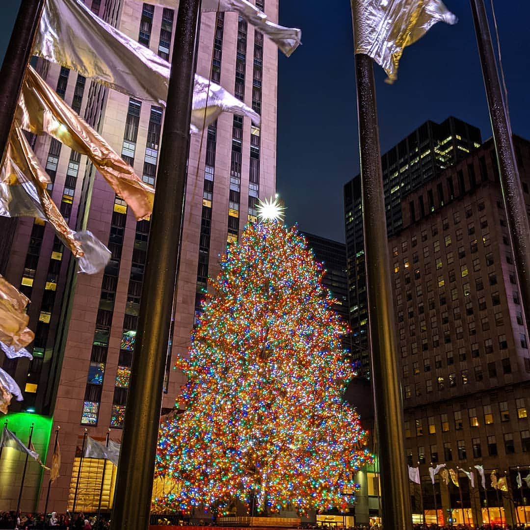 ブリタニ・クラインのインスタグラム：「After all of the time I've spent in NYC, this weekend was my first time seeing the tree at Rockefeller Center. 🎄 Wishing you all a joyous holiday season! #RockefellerCenter #NYC #Christmas」
