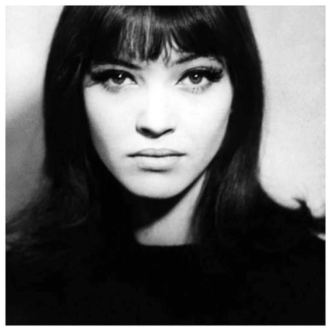 エマニュエル・ベアールのインスタグラム：「#Repost @__nitch ・・・ Anna Karina // "Everybody...all the people with talent and genius...there is one way they are all the same: they're very human, and they have this sense of giving to you. It doesn't matter what kind of way they're doing it, as long as it's getting to you...as long as you're on the same road." 🌹 goodbye beautiful Anna #annakarina」