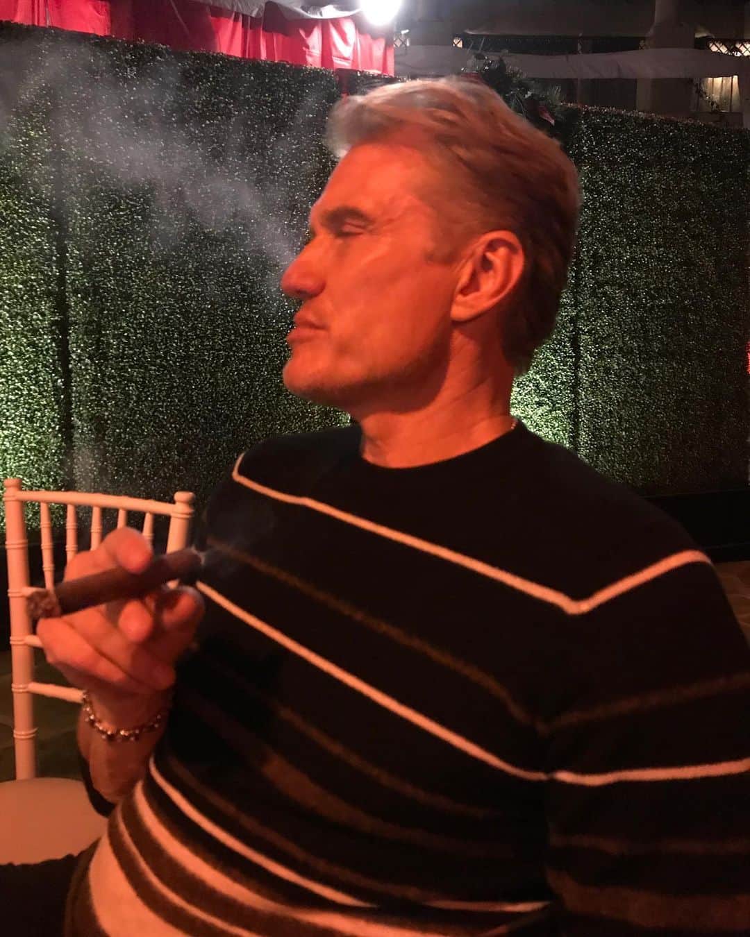 ドルフ・ラングレンさんのインスタグラム写真 - (ドルフ・ラングレンInstagram)「Enjoying a smoke at Big Arnold’s Xmas party. Great guy and a good friend for over 35 years...🎄💪」12月16日 7時38分 - dolphlundgren