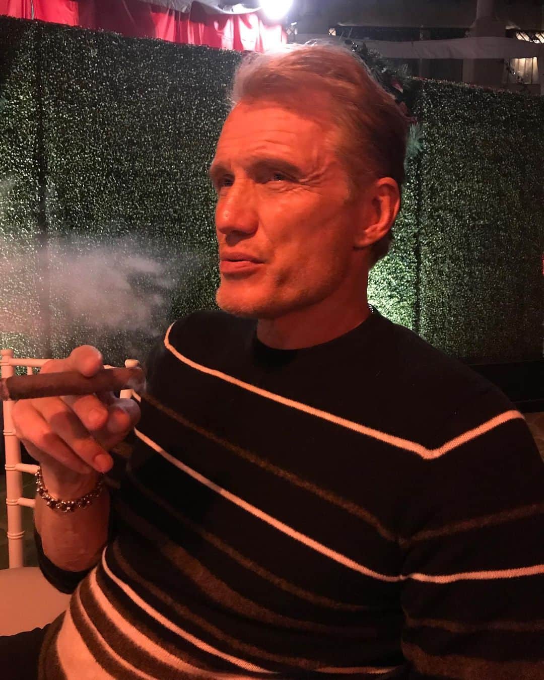 ドルフ・ラングレンのインスタグラム：「Enjoying a smoke at Big Arnold’s Xmas party. Great guy and a good friend for over 35 years...🎄💪」