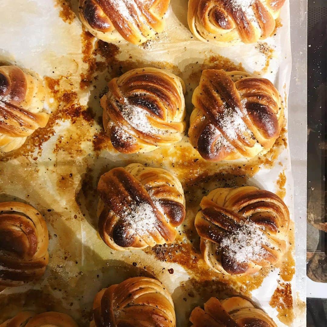 のインスタグラム：「太陽よりも早く パンの焼ける匂いが朝を知らせる街🇩🇰 7:30amの @juno_the_bakery 焼き立て神懸かりカルダモンロールたち〜」