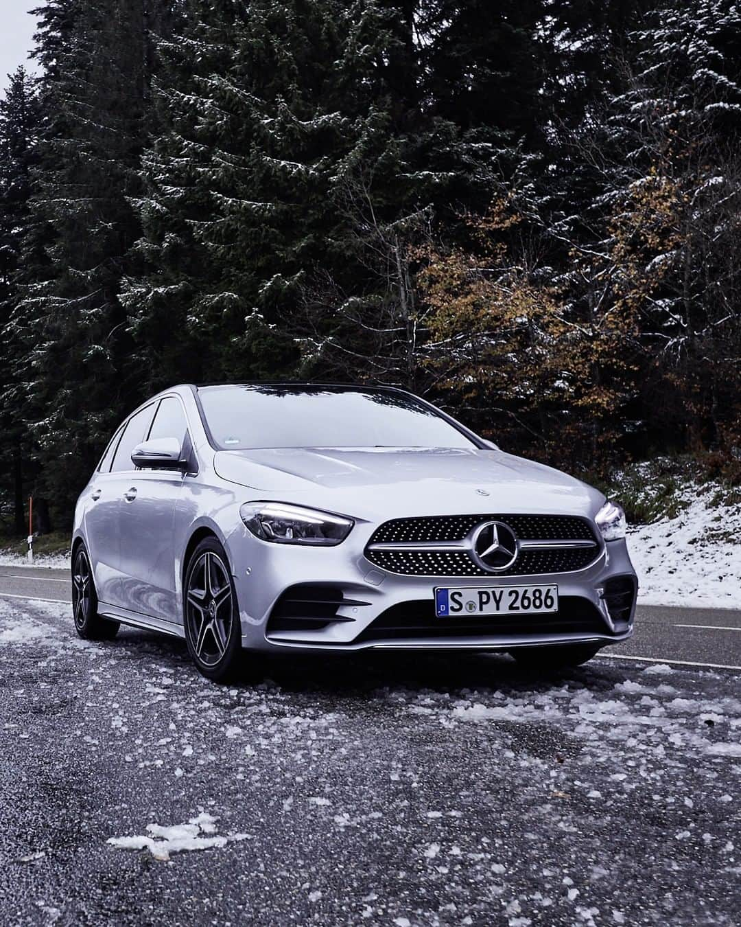 メルセデス・ベンツさんのインスタグラム写真 - (メルセデス・ベンツInstagram)「Meet the Mercedes-Benz B-Class. As dynamic and safe as never before.  #MercedesBenz #BClass #CarsOfInstagram #InstaCar #MBCar #interior 📸 @christianbendel for #MBsocialcar」12月16日 7時55分 - mercedesbenz