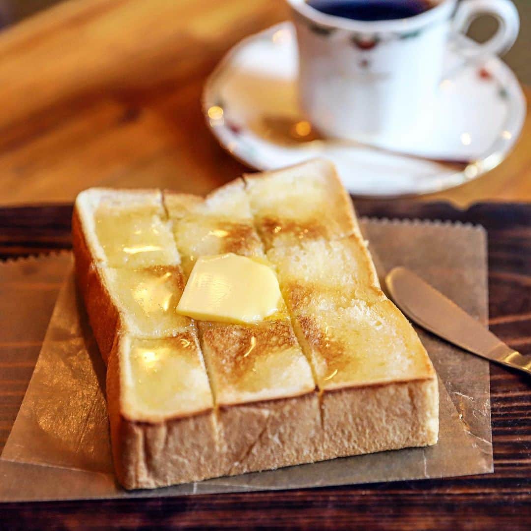 きょん。さんのインスタグラム写真 - (きょん。Instagram)「. .  ヒトヤ堂 @hitoya10  泊まれるカフェ、 や 泊まれる本屋、 は行ったことあったけど 泊まれる喫茶店、 これは初めてな気がする。  サイフォン珈琲と 絶妙な焼き目を残した ハニーバタートースト。  メニューも 理想的構成🥺  #ヒトヤ堂#shizuoka#breakfast」12月16日 7時53分 - kyon_tokiiro