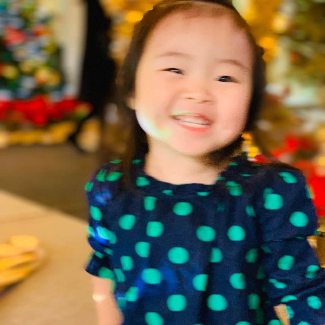 田中雅美さんのインスタグラム写真 - (田中雅美Instagram)「おはようございます。 昨日は充実の1日。 ・ ・  ずっと後回しになってしまっていた赤ちゃんを迎える準備のお買い物をして、、、 ・ ・  時々に、娘と女同士の喧嘩して（笑）、、、 ・ ・  街でクリスマスを感じ、、、 ・ ・  夜は日頃お世話になってるマネージャーの太朗くんやスタイリストの権ちゃんやメイクのマキさんと家族と忘年会。 ・ ・  ありがとうと、これからもよろしくを込めて♡ ・ ・  楽しい1日を過ごせました♡ ・ ・  #もうすぐそこにクリスマス #もうすぐ出産 #出産準備 #2人目あるある #色々遅め #合間に娘と女同士の喧嘩 #その日のうちに仲直り #忘年会 #2019ありがとう #仲間のおかげ」12月16日 7時56分 - tanakamasami_official