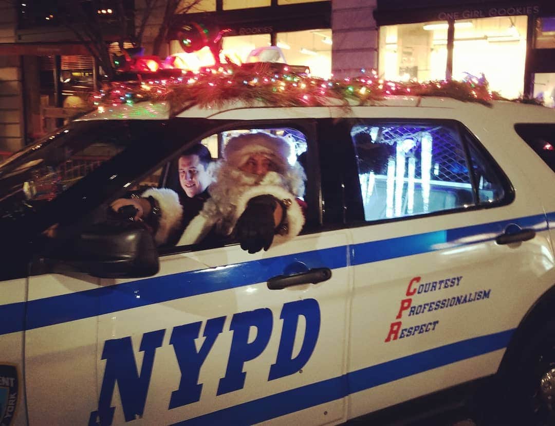 ジョニー・リー・ミラーさんのインスタグラム写真 - (ジョニー・リー・ミラーInstagram)「Been naughty. #NYPD」12月16日 7時57分 - jonnylmiller