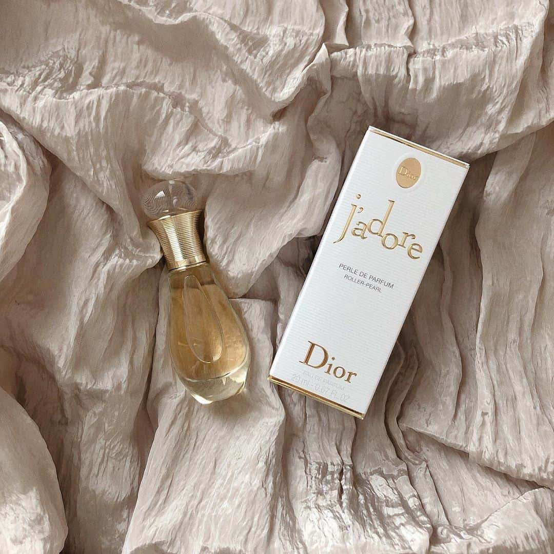 MERYさんのインスタグラム写真 - (MERYInstagram)「. フルーティーでフェミニンなフローラルブーケがふわっと香る 『Dior（ディオール） @dior 』の「jadore（ジャドール）」のオードゥ パルファン。 こちらはミニサイズなので持ち運びに便利なうえ、ガラスパールを首筋や手首に沿って滑らせると香りが肌に広がります。 クリスマスプレゼントや、今年頑張った自分へのご褒美にぴったりかもしれませんね♡ . 「ジャドール オードゥ パルファン ローラー パール」 20mL： 4,800円＋税 . MERYでは他にも「かわいい」に近づくさまざまな情報を発信しています。 @mery.beauty コスメ・美容に特化した情報をお届け♡ @mery_spot 話題のカフェやお出かけスポットをご紹介！ こちらもぜひチェックしてみてください！ .  photo by @mona_527 . #MERY #perfume #cologne #diormakeup #dior #diorperfume #jadore #향수 #화장품 #메이크업 #뷰티스타그램 #ジャドール #ディオール #クリスチャンディオール #ディオール香水 #ディオールコスメ #コスメ好きさんと繋がりたい # オードゥパルファン #コスメ垢 #女子力向上委員会 #香水 #パフューム #クリスマスプレゼント #プレゼント #香水瓶 #お洒落 #お洒落さんと繋がりたい #MERY女子 #メリー」12月16日 8時00分 - mery.jp