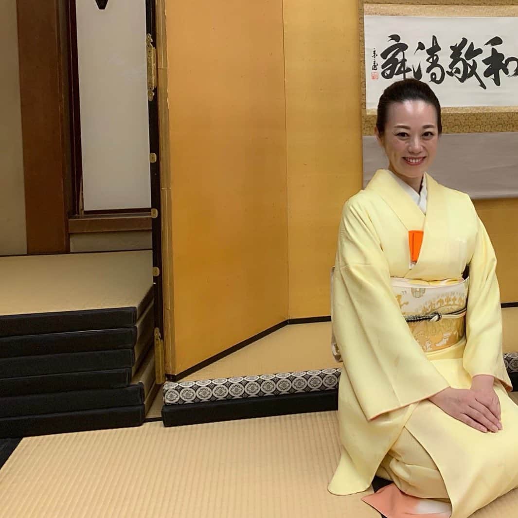 のインスタグラム：「※ I took an international chado  seminar this weekend 🍃 . It was hard work to us but really  enjoyed very much with  other students ✨ . 裏千家茶道国際セミナーに 参加してきました。 . 朝早くから、沢山のことを 学ばせて頂いたので今後に 生かしたいと思います✨ . 準備をしてくださった先生方や スタッフの方に於いては私たち以上に 時間を費やしてくださったと思います . ありがとうございました✨ . . #urasenke #裏千家 #thewayoftea #chado #茶道 #chiso #千總 #色無地 #着物好きな人と繋がりたい」