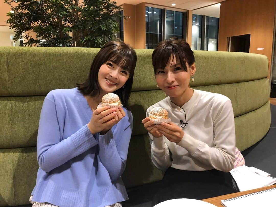 中村秀香さんのインスタグラム写真 - (中村秀香Instagram)「今朝は #すまたん ありがとうございました！ .  お天気コーナー担当のスタッフＫさんから差し入れが✨ .  シュークリーム、美味しかったです☺️♫ .  #丸田絵里子 さん #中村秀香」12月16日 8時04分 - hideka_ytv