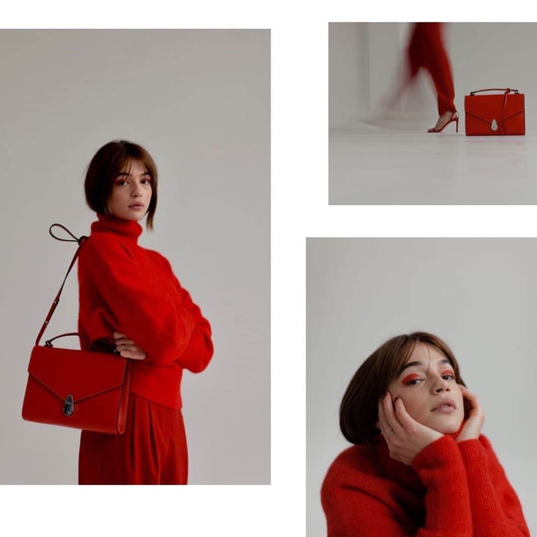 Calvin Kleinさんのインスタグラム写真 - (Calvin KleinInstagram)「Feeling festive 🔺@lisamariekoroll Unlocks the Holiday season in #MYCALVINS, featuring our leather Lock crossbody bag. ⁣  Show us your Holiday style ▷ #CKHOLIDAY ⁣  Tap to shop #CALVINKLEIN:  Leather Lock Crossbody Bag [EU]」12月16日 8時09分 - calvinklein