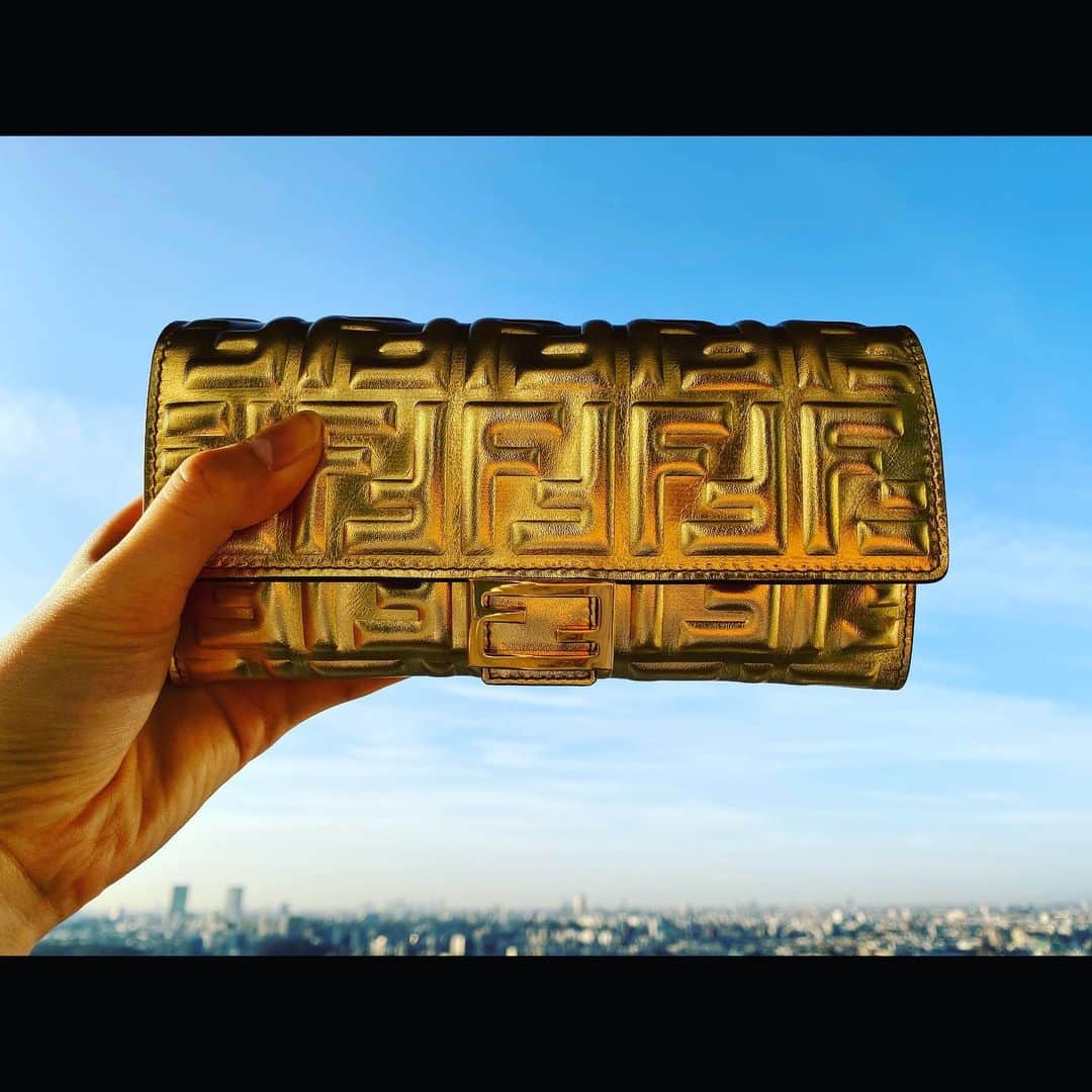 仲里依紗のインスタグラム：「new✨👛 久々の長財布🤩 来年もお仕事頑張るぞ❗️の気持ちを込めて 新調しました✨✨ いい事ありそうなピカピカゴールド😍❣️ 来年も輝いた1年になりますように☺️ @fendi  #fendi」