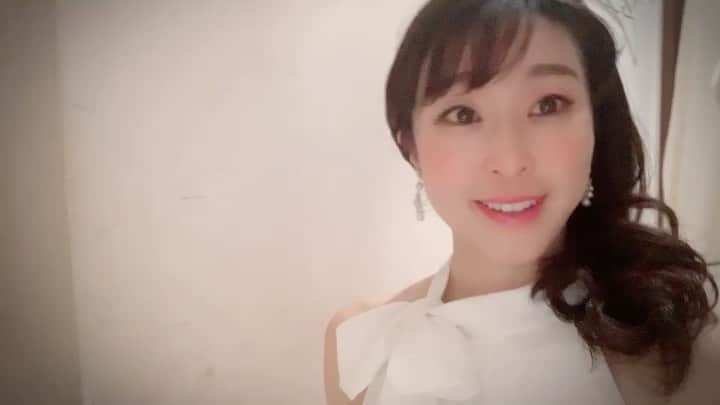 若井久美子のインスタグラム：「クリスマスコンサート終演後🎄🎅 ビビが出迎えてくれました💓 楽しかった.. 終わってしまった.. 寂しい😞 もっと来て下さった皆さんとお話したかったー!!! 年末の忙しい時期にあんなに沢山の方に来ていただけるなんて思いませんでした。応援してくださっている方がいるから歌い続けられています。これは当たり前じゃない。本当にすごい事。  #ありがとうの歌が止まらない」