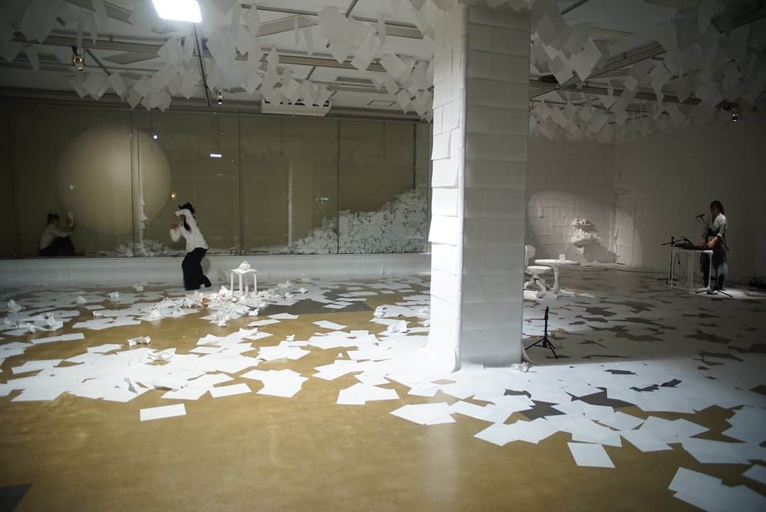 Jun Futamataさんのインスタグラム写真 - (Jun FutamataInstagram)「DamaDamTal Exhibition﻿ ありがとうございました﻿ ﻿ ‪初日真っ白だった部屋は5日後‬﻿ ﻿ ‪人の通った気配や軌跡が‬﻿ ‪気の流れのように感じられる空間になっていました‬﻿ ﻿ ‪次回ご一緒するのは来年1/5(日)ですが、その他の日も、どこかでふわりと、気をおくりに行くかもしれません‬﻿ ﻿ ‪photo by 青木裕志‬﻿ 2019/12/14﻿ ﻿ ﻿  #さいたま国際芸術祭 #さいたま国際芸術祭2020﻿ #DamaDamTal﻿ #幕はすでに開いております。﻿ #みきたまき﻿ #大塚陽﻿ #junfutamata﻿ ﻿ #looper #rc505 #loopstation #bossloopstation #ルーパー #voice﻿ ﻿ #art #artwork #artlovers #live #花　#flower #contemporaryart #saitama #アート #パフォーマンス﻿ #大宮 #埼玉」12月16日 8時27分 - junfutamata