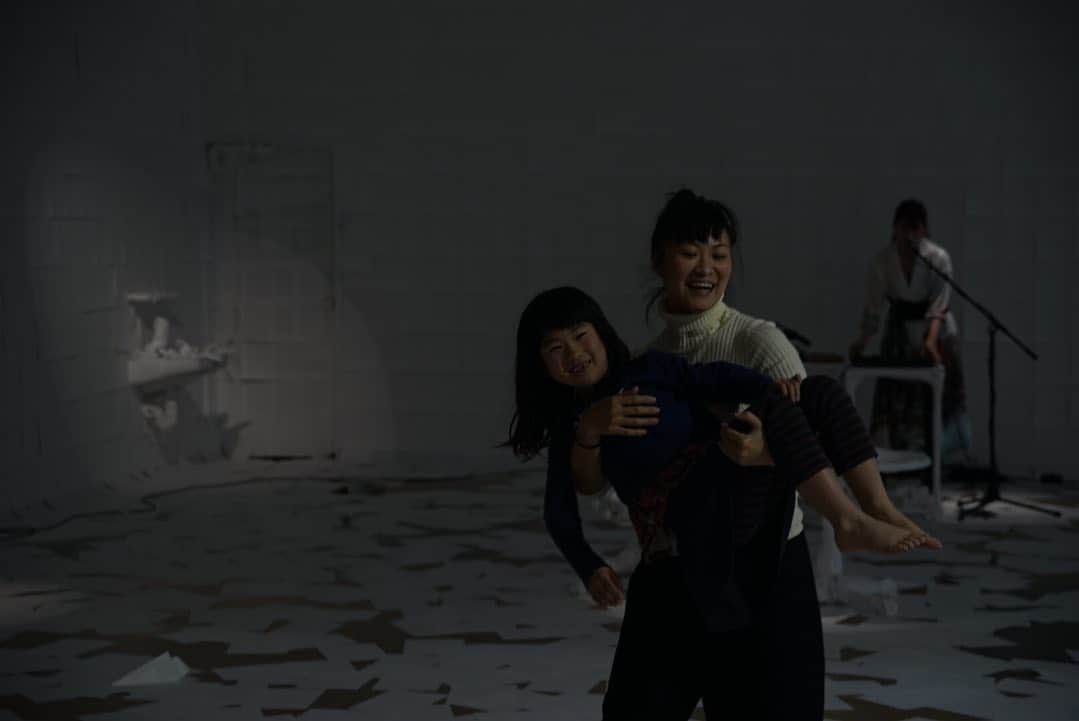 Jun Futamataさんのインスタグラム写真 - (Jun FutamataInstagram)「DamaDamTal Exhibition﻿ ありがとうございました﻿ ﻿ ‪初日真っ白だった部屋は5日後‬﻿ ﻿ ‪人の通った気配や軌跡が‬﻿ ‪気の流れのように感じられる空間になっていました‬﻿ ﻿ ‪次回ご一緒するのは来年1/5(日)ですが、その他の日も、どこかでふわりと、気をおくりに行くかもしれません‬﻿ ﻿ ‪photo by 青木裕志‬﻿ 2019/12/14﻿ ﻿ ﻿  #さいたま国際芸術祭 #さいたま国際芸術祭2020﻿ #DamaDamTal﻿ #幕はすでに開いております。﻿ #みきたまき﻿ #大塚陽﻿ #junfutamata﻿ ﻿ #looper #rc505 #loopstation #bossloopstation #ルーパー #voice﻿ ﻿ #art #artwork #artlovers #live #花　#flower #contemporaryart #saitama #アート #パフォーマンス﻿ #大宮 #埼玉」12月16日 8時27分 - junfutamata