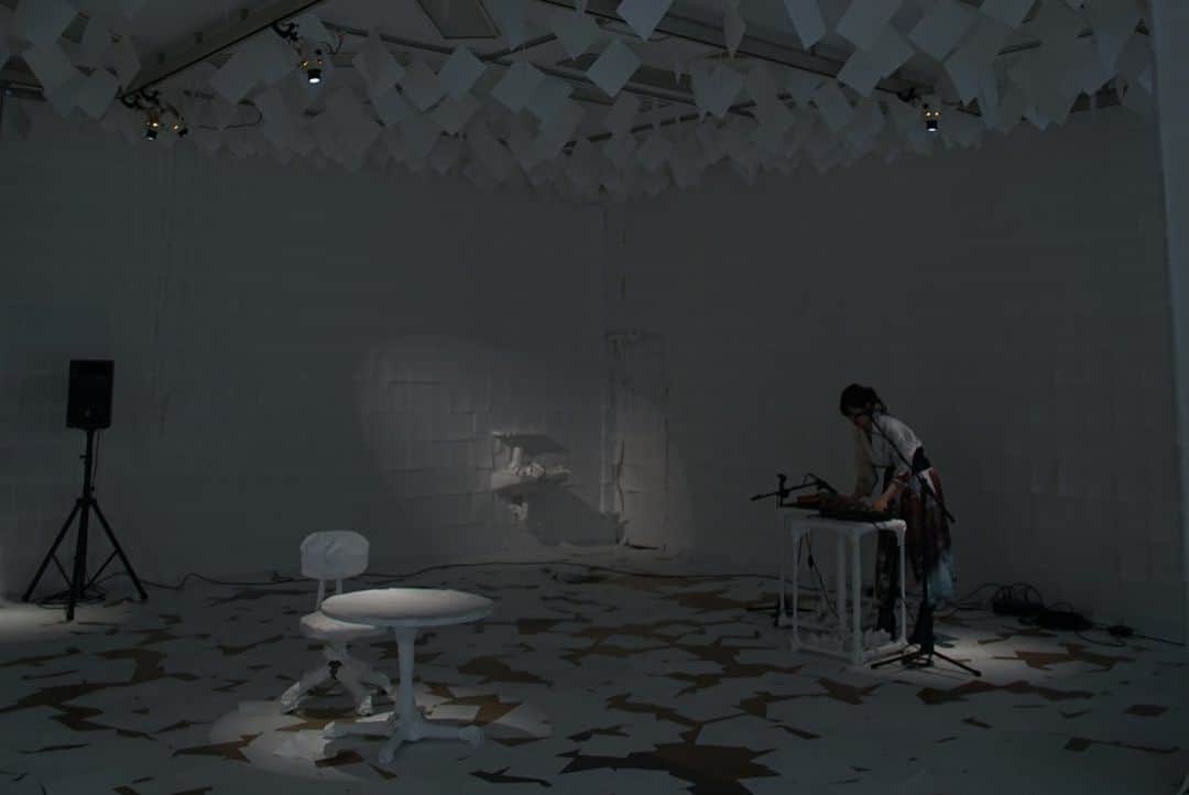Jun Futamataさんのインスタグラム写真 - (Jun FutamataInstagram)「DamaDamTal Exhibition﻿ ありがとうございました﻿ ﻿ ‪初日真っ白だった部屋は5日後‬﻿ ﻿ ‪人の通った気配や軌跡が‬﻿ ‪気の流れのように感じられる空間になっていました‬﻿ ﻿ ‪次回ご一緒するのは来年1/5(日)ですが、その他の日も、どこかでふわりと、気をおくりに行くかもしれません‬﻿ ﻿ ‪photo by 青木裕志‬﻿ 2019/12/14﻿ ﻿ ﻿  #さいたま国際芸術祭 #さいたま国際芸術祭2020﻿ #DamaDamTal﻿ #幕はすでに開いております。﻿ #みきたまき﻿ #大塚陽﻿ #junfutamata﻿ ﻿ #looper #rc505 #loopstation #bossloopstation #ルーパー #voice﻿ ﻿ #art #artwork #artlovers #live #花　#flower #contemporaryart #saitama #アート #パフォーマンス﻿ #大宮 #埼玉」12月16日 8時27分 - junfutamata