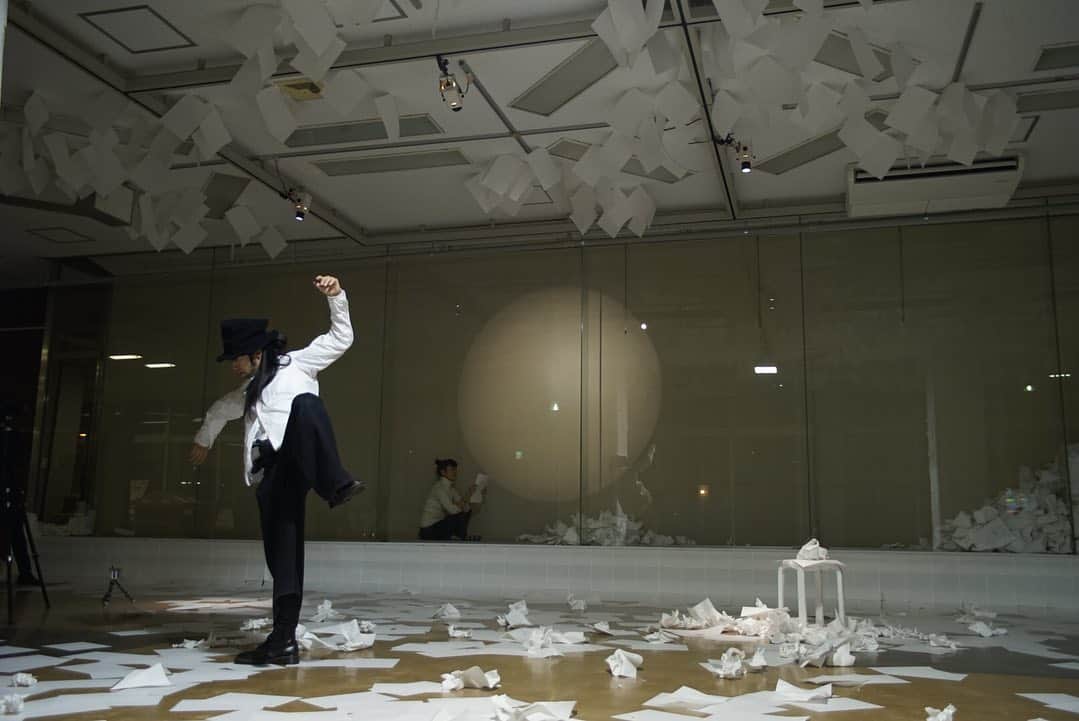 Jun Futamataさんのインスタグラム写真 - (Jun FutamataInstagram)「DamaDamTal Exhibition﻿ ありがとうございました﻿ ﻿ ‪初日真っ白だった部屋は5日後‬﻿ ﻿ ‪人の通った気配や軌跡が‬﻿ ‪気の流れのように感じられる空間になっていました‬﻿ ﻿ ‪次回ご一緒するのは来年1/5(日)ですが、その他の日も、どこかでふわりと、気をおくりに行くかもしれません‬﻿ ﻿ ‪photo by 青木裕志‬﻿ 2019/12/14﻿ ﻿ ﻿  #さいたま国際芸術祭 #さいたま国際芸術祭2020﻿ #DamaDamTal﻿ #幕はすでに開いております。﻿ #みきたまき﻿ #大塚陽﻿ #junfutamata﻿ ﻿ #looper #rc505 #loopstation #bossloopstation #ルーパー #voice﻿ ﻿ #art #artwork #artlovers #live #花　#flower #contemporaryart #saitama #アート #パフォーマンス﻿ #大宮 #埼玉」12月16日 8時27分 - junfutamata