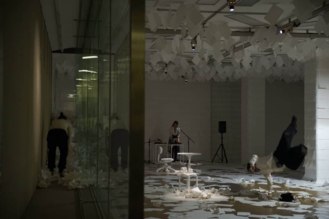 Jun Futamataさんのインスタグラム写真 - (Jun FutamataInstagram)「DamaDamTal Exhibition﻿ ありがとうございました﻿ ﻿ ‪初日真っ白だった部屋は5日後‬﻿ ﻿ ‪人の通った気配や軌跡が‬﻿ ‪気の流れのように感じられる空間になっていました‬﻿ ﻿ ‪次回ご一緒するのは来年1/5(日)ですが、その他の日も、どこかでふわりと、気をおくりに行くかもしれません‬﻿ ﻿ ‪photo by 青木裕志‬﻿ 2019/12/14﻿ ﻿ ﻿  #さいたま国際芸術祭 #さいたま国際芸術祭2020﻿ #DamaDamTal﻿ #幕はすでに開いております。﻿ #みきたまき﻿ #大塚陽﻿ #junfutamata﻿ ﻿ #looper #rc505 #loopstation #bossloopstation #ルーパー #voice﻿ ﻿ #art #artwork #artlovers #live #花　#flower #contemporaryart #saitama #アート #パフォーマンス﻿ #大宮 #埼玉」12月16日 8時27分 - junfutamata