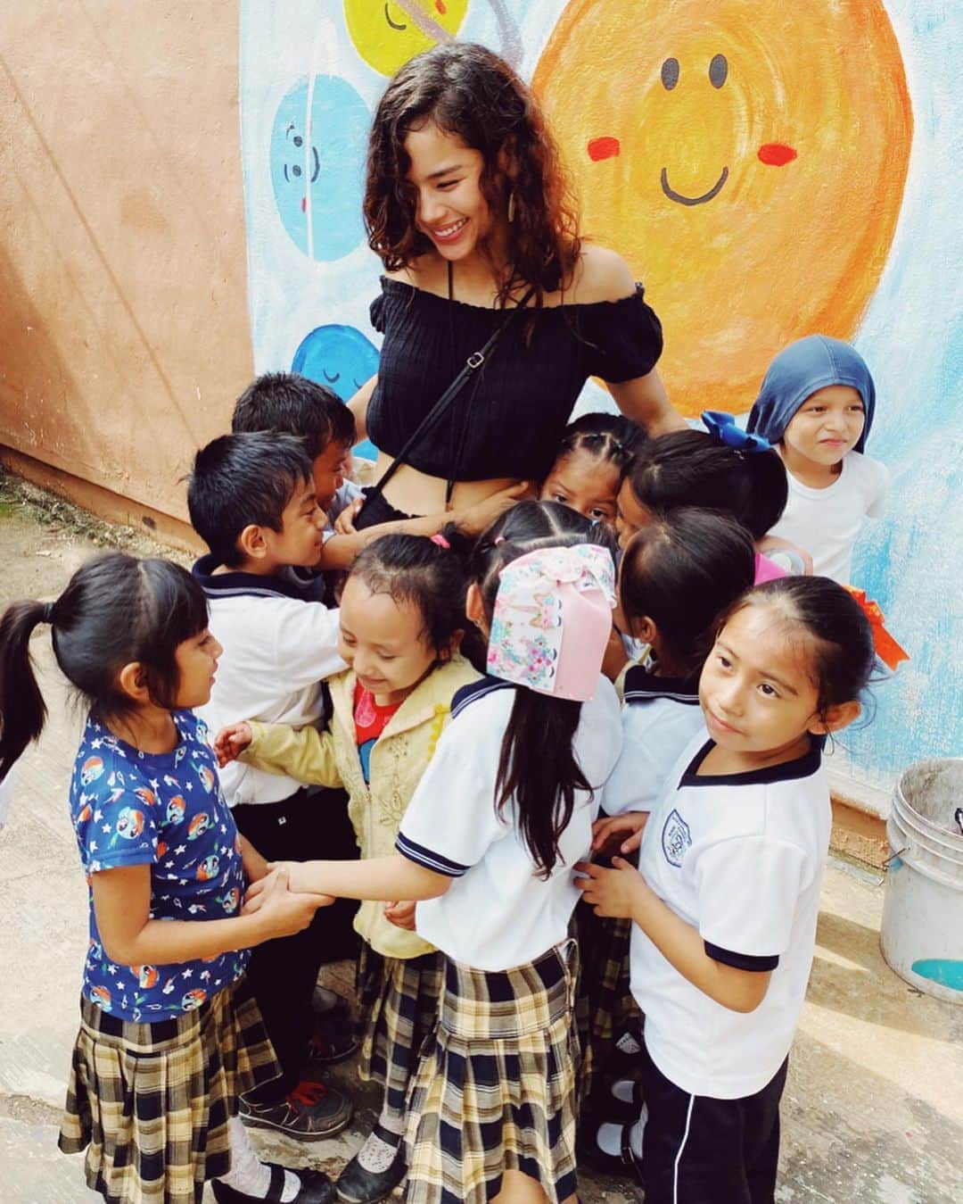 佐原モニカのインスタグラム：「It’s been an amazing few days opening new @karmagawa schools and libraries down in Mexico with the great charity @savethechildren and it was so great meeting all the kids!💛& They give the best hugs!!🥰🥺」
