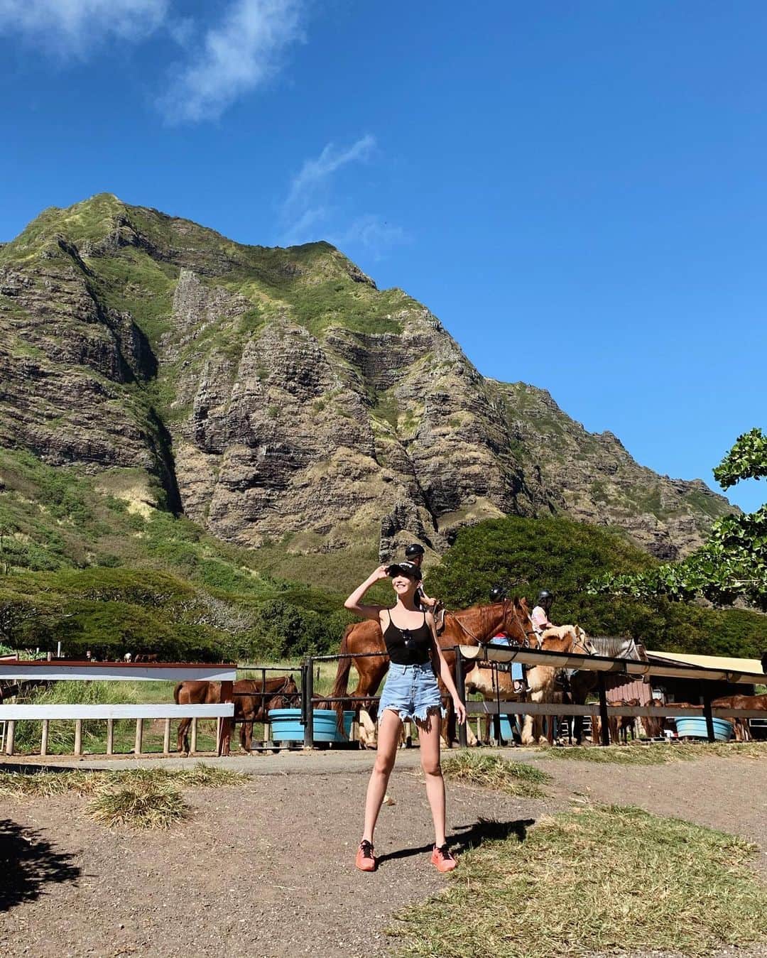 山崎みどりさんのインスタグラム写真 - (山崎みどりInstagram)「@kualoaranch_hawaii クアロア・ランチ⛰﻿ ﻿ ﻿ クアロア・ランチはパワースポットで、﻿ しかも、アクティビティがたくさんあって、﻿ なによりも広大で綺麗な景色にテンションが上がりっぱなし🤙🏻﻿ ﻿ 大好きな馬🐎がたくさんいたー❤︎﻿ ﻿ 中に一頭だけサンタ馬さん🎅がいたよ。﻿ ちょこんとしたサンタ帽が可愛すぎ😍﻿ ──────────────────────────﻿ #kualoaranch #kualoaranchhawaii #アクティビティ　#activity #sports #hawaii #パワースポット　#powerpoint #powerspot #hawaiistagram #乗馬 #horse」12月16日 8時37分 - midori_yamasaki_