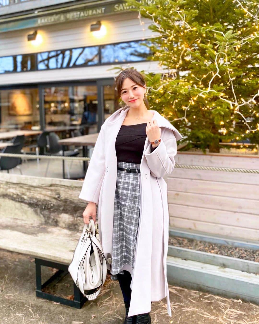 のインスタグラム：「おはよん🥰 . 今朝はファッション投稿🎵 . 軽井沢1日目のコーデは学生の頃からながーく愛用してるブランドの @mercuryduo_com で全てコーデしました🙈💕 . coat&tops&skirt... @mercuryduo_com  bag... @loewe  shoes... @zara watch... @citizenwatchjp . マーキュリーのこのコート、本当合わせやすいしキツくないのでニットでも🙆‍♀️ . スカートは、温かみのある起毛素材とチェックのラップレイレムスカート💕 本当に暖かくてお部屋でも着替えずにずっとこれ着てました🥺✨ . 時計は @citizenwatchjp ⌚️最近Getしたお気に入りウォッチ🥺また紹介します! . 今月もあと半分、今年もあと少しですね🙈今日も頑張りましょう❤️ . #軽井沢グルメ #軽井沢 #旧軽井沢 #軽井沢旅行 #karuizawa #マーキュリーデュオ #mercuryduo #防寒 #防寒コーデ #長野県 #軽井沢カフェ #軽井沢アウトレット  #国内旅行 #旅行 #タビジョ #カフェ巡り #cafestagram #冬コーデ #コートコーデ #sawamura #パン #パン屋 #カジュアルコーデ #通勤コーデ #コート #loewe #ロエベ #チェック #チェックコーデ #りなまるコーデ」