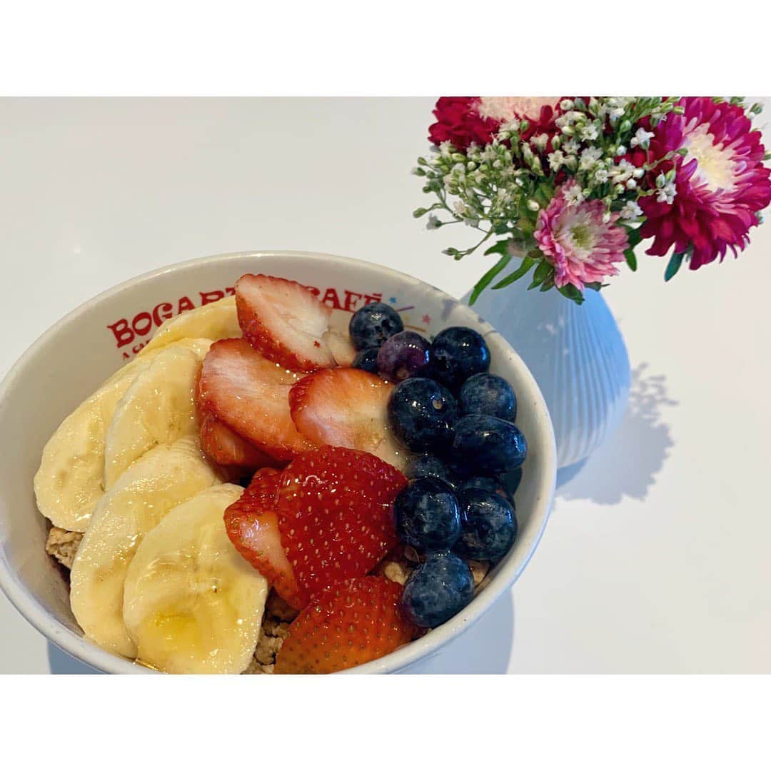 のインスタグラム：「Classic açaí bowl in Hawaii🌴 @bogartscafe アサイーボウルと言えば 《Borart’s Cefe》が定番🤙✨ * #奈沙旅inhawaii #奈沙ログ #奈沙ログinhawaii * * #bogartscafe #monsarrat #diamondhead #acaibowl #acai #açaí #hawaii #honolulu #oahu #blunch #healthy #healthyfood #foodporn #foodstagram #foodgasm #instafood #foodpic #foodie #ボガーツカフェ #モンサラット #アサイー #ダイヤモンドヘッド #アサイーボウル #ハワイ #ホノルル #オアフ島 #ヘルシー」