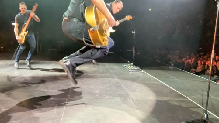 のインスタグラム：「Tonight in Milano was special, as it was our 101th concert this year. A beautiful gig, emotional in so many ways. Grazie mille Italia, e buon natale a tutti. A presto! #bryanadamsshinealight #milano #Italia #mauro」