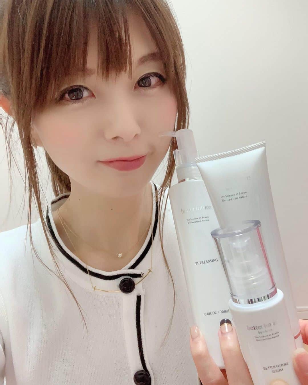 のインスタグラム：「🎄＼エクラトリーのクリスマス限定セット／🎄 . . BFクレンジング、BFウォッシュ、BFセラムの定番アイテム3つを組みわせたおすすめなセット！自分へのご褒美にゲット☺💓 . . 世界初“抗体美容“ 話題のダチョウ抗体原料配合で、アクネ菌や黄色ブドウ球菌にも効果があるから大人ニキビや吹き出物にも良いの！✨❤️. . . . 気になる人はチェックしてみてね♡ https://eclaterie.com/ .  @eclaterie . #抗体美容 #eclaterie #エクラトリー #betterfuture #ベターフューチャー　 #美容　 #アトピー#乾燥肌  #美人 #クリスマスプレゼント #美容好きな人と繋がりたい #綺麗になりたい #さとみの美容記録 #スキンケア #クリスマスセット #スキンケアセット」