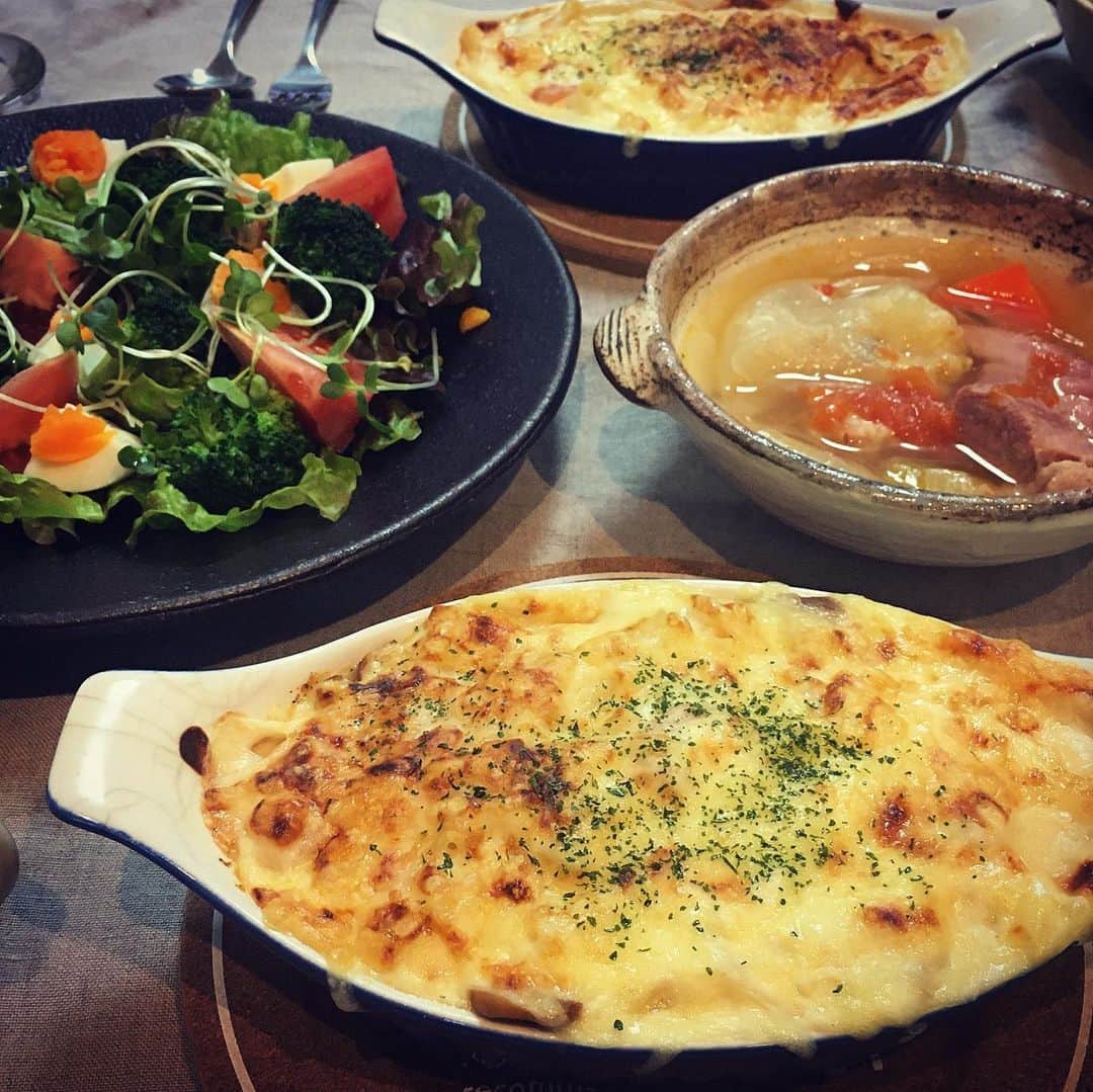 ecruさんのインスタグラム写真 - (ecruInstagram)「2019/12/16 (mon) 時間がない月曜日の朝は、デパ地下で買ったチキンカツを揚げただけのお弁当に。 ・ 家にいる間に、一通り料理ができるようなりたい。と言う息子。 昨晩は、マカロニグラタンとポトフ、サラダを作ってくれました♪ ・ 塩を揉み込んだ豚肉と厚切りベーコン、たっぷりのお野菜を入れたポトフはとても美味しくて、私も作りたくなりました♪ ・ エビグラタンは、丁寧に海老の背ワタを取るところから。 時間はかかりましたが、ホワイトソースはダマにならず、とても美味しかったです💯 次は何を作ってくれるのか楽しみです❤︎ ・ #gonben #お弁当 #obento #bento #lunch #lunchbox #food #foodpic #foodphoto #ごん弁当 #instafood #instagood #yummy #love #japan #japanesefood #大学生弁当 #クロワッサンお弁当部　#クロワッサン普段弁当　#thankyou #onthetable #日々 #暮らし #お弁当記録 #ランチボックス  #使い捨て弁当箱 #息子ご飯 #gon_food」12月16日 9時13分 - hydrangea_green