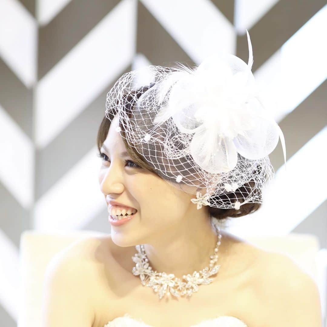 ホテルモントレ ラ・スール大阪ウエディングのインスタグラム：「@lasoeurosaka_wedding ヘッドドレスと、ネックレスがお洒落な花嫁様❤️👰 披露宴からのイメージチェンジ人気です♡ . . . #モントレ花嫁 #ホテルモントレラスール大阪  #モントレウェディング #モントレ #モントレラスール大阪 . . #dressy花嫁  #marry花嫁  #プレ花嫁 #卒花嫁 #全国の花嫁さんと繋がりたい  #weddingdress #takamibridal  #wedding #結婚式 #ホテル」