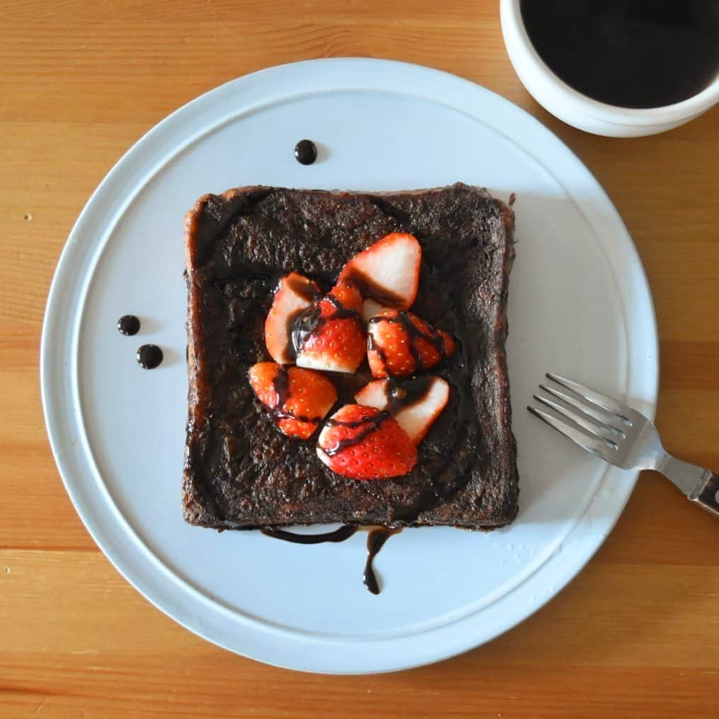 山崎佳のインスタグラム：「Today’s breakfast. ココアしっかりめのほろ苦フレンチトーストにチョコレートソース。」