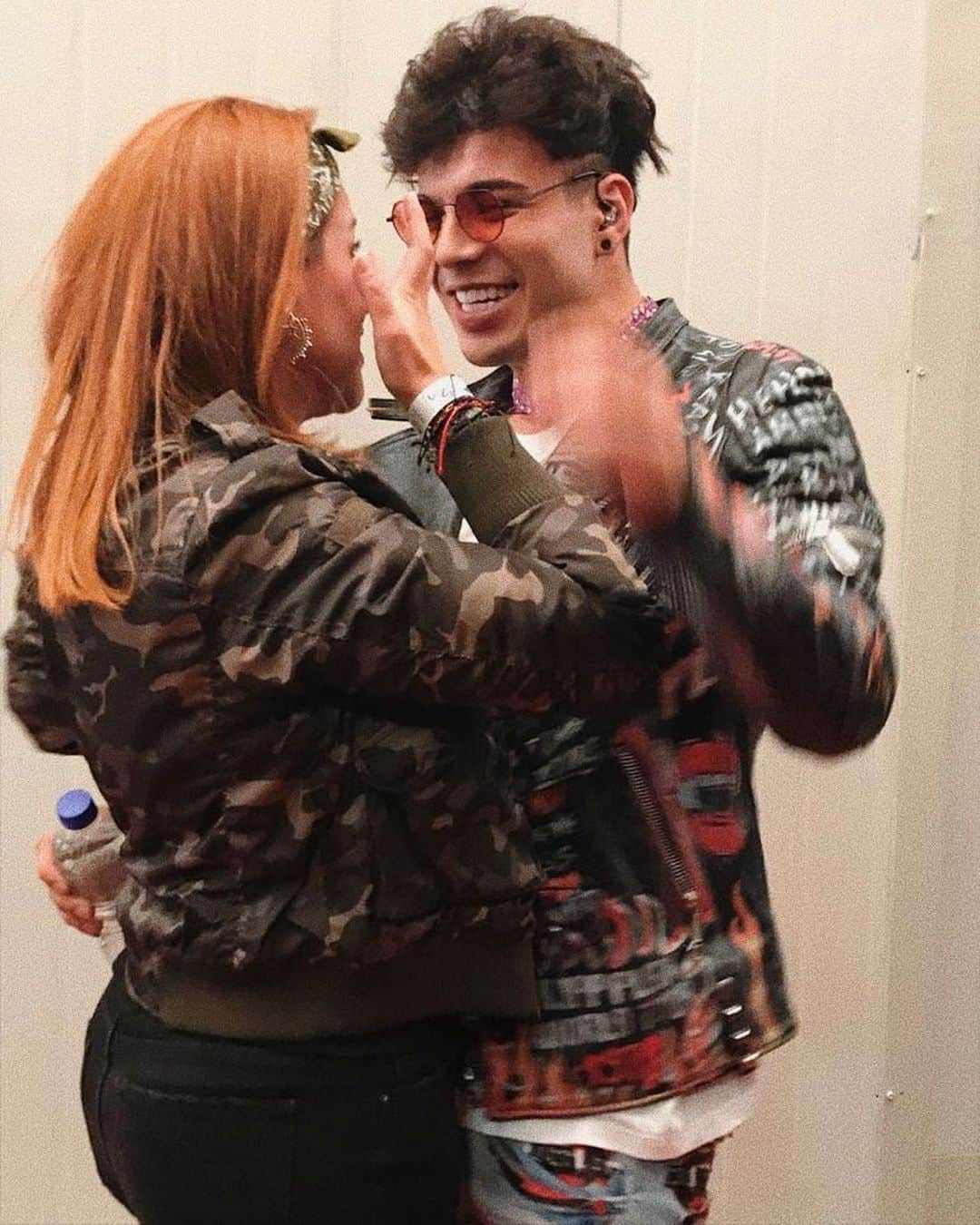 Sebastián Villalobosさんのインスタグラム写真 - (Sebastián VillalobosInstagram)「hoy mi mamá me vio cantar en un escenario por primera vez y sus lágrimas de felicidad hace de este momento uno de los mejores de toda mi vida.」12月16日 9時14分 - sebas