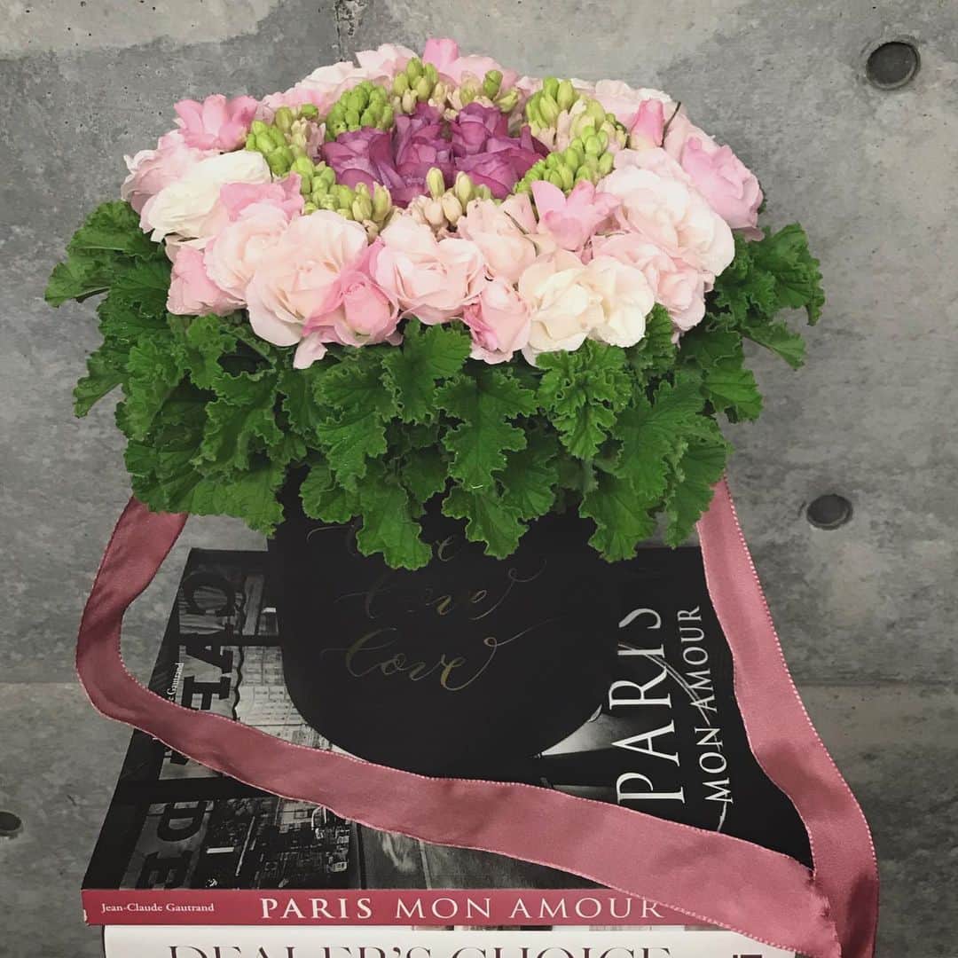 畑野ひろ子のインスタグラム：「@willgarden_official  gift box 🌷🌷🌷 #flower #flowers #gift #giftbox #boxflower #rose #pink」