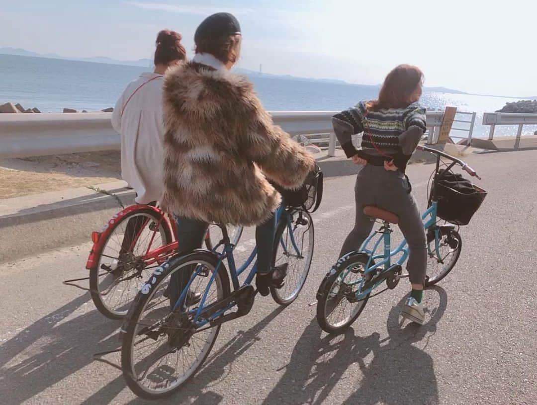 伊藤沙菜さんのインスタグラム写真 - (伊藤沙菜Instagram)「・ 日間賀島は 歩いて1時間 自転車だと30分で1周できる小さな島で 今回も自転車に乗ってぐるりと回ってきました🚲💕 ㅤㅤㅤㅤㅤㅤㅤㅤㅤㅤㅤㅤㅤ 海沿いを走るのがいつも気持ちよくてインスタ映えスポットを巡りながら #ハイジのブランコ にも乗れた🙆🏻‍♀️🙆🏻‍♀️🙆🏻‍♀️ 海に空に飛んでいけいっ😆といった気持ちになります🤗 #おしりメインの動画 #えつこはんケラケラ #あなたの撮り方のさじ加減ですよ #アングルはどうにでもなりますよ #このように旅中ずっと笑いっぱなしでした ㅤㅤㅤㅤㅤㅤㅤㅤㅤㅤㅤㅤㅤ そして、なんと言っても 🐙多幸（タコ）と🐡福（フグ）をお腹いっぱい食べて 『幸福』のチャージが満タンに🙆🏻‍♀️🙆🏻‍♀️🙆🏻‍♀️✨ ㅤㅤㅤㅤㅤㅤㅤㅤㅤㅤㅤㅤㅤ 多幸と福だなんて 素晴らしくハッピーにさせてくれる島だ🙆🏻‍♀️🙆🏻‍♀️🙆🏻‍♀️✨ ㅤㅤㅤㅤㅤㅤㅤㅤㅤㅤㅤㅤㅤ 道民にとったら宿泊も込みでびっくりする金額で  フグのフルコースとタコの丸茹でを 【民宿 大成】でいただけちゃいます🙇🏼‍♀️🙇🏼‍♀️✨ ㅤㅤㅤㅤㅤㅤㅤㅤㅤㅤㅤㅤㅤ 朝ごはんには伊勢海老のお味噌汁と大好きな日間賀島の味付け海苔が出てきた🙆🏻‍♀️🙆🏻‍♀️🙆🏻‍♀️✨ ㅤㅤㅤㅤㅤㅤㅤㅤㅤㅤㅤㅤㅤ ぜんっぶ美味しくて愛を感じて大満足🤤❤️ #2020年がもっといい年になることがまんまと決まってしまった日 #あれっなんだっけ #悩み事が一瞬で思い出せなくなった #非常に住みたくなる島 ㅤㅤㅤㅤㅤㅤㅤㅤㅤㅤㅤㅤㅤ #愛知県 #日間賀島 #中部エリア #道民割  #セントレア #セントレア道民割 #セントレア公式応援サポーター #FMノースウェーブ」12月16日 9時21分 - 37room_official