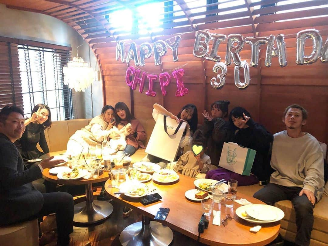 近藤千尋さんのインスタグラム写真 - (近藤千尋Instagram)「お誕生日🎂のお祝いコメントやメッセージ、本当に本当に ありがとうございます😫😭❤️ 昨日はいつもの仲間たちが サプライズで集まってくれて😭 感謝でいっぱいです。。😢💖 本当に幸せものです🙇‍♀️🙇‍♀️ 大好きな仲間に美味しいご飯に 愛する娘たちと過ごせて 最高の1日になりました❗️🙏❤️ 30歳の目標は 2人育児を楽しみながら 仕事もゆっくり頑張る❤️です！笑  #ひーぼぉくんはお仕事で一緒に過ごせなかったけど🙍🏻‍♀️ #夜中にケーキ持って登場 #暗闇でケーキの箱開けたから #手を切ってた #嬉しいのと痛そうなので複雑な気持ち 笑  不器用なひーぼぉくんも 本当にありがとう😘✨ みんなみんな大好きだーーーー❤️❤️❤️❤️❤️❤️❤️」12月16日 9時23分 - chipichan.1215