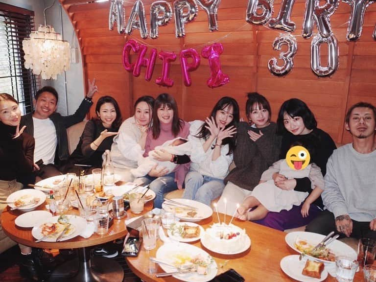 近藤千尋さんのインスタグラム写真 - (近藤千尋Instagram)「お誕生日🎂のお祝いコメントやメッセージ、本当に本当に ありがとうございます😫😭❤️ 昨日はいつもの仲間たちが サプライズで集まってくれて😭 感謝でいっぱいです。。😢💖 本当に幸せものです🙇‍♀️🙇‍♀️ 大好きな仲間に美味しいご飯に 愛する娘たちと過ごせて 最高の1日になりました❗️🙏❤️ 30歳の目標は 2人育児を楽しみながら 仕事もゆっくり頑張る❤️です！笑  #ひーぼぉくんはお仕事で一緒に過ごせなかったけど🙍🏻‍♀️ #夜中にケーキ持って登場 #暗闇でケーキの箱開けたから #手を切ってた #嬉しいのと痛そうなので複雑な気持ち 笑  不器用なひーぼぉくんも 本当にありがとう😘✨ みんなみんな大好きだーーーー❤️❤️❤️❤️❤️❤️❤️」12月16日 9時23分 - chipichan.1215