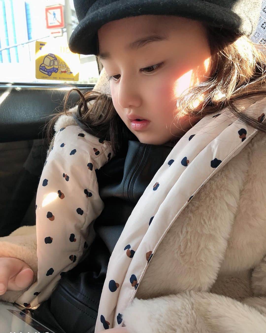 森本あやかさんのインスタグラム写真 - (森本あやかInstagram)「愛しいおひめ🥺✨﻿ ﻿ 子どもに教えることなんてないもない💕﻿ 毎日おひめを通して学ぶことばかり。﻿ ﻿ いつも笑かしてくれてありがとう😂﻿ だーい好き、くるみ。﻿ ﻿ これからも、好きなように生きてね。﻿ ﻿ #おひめ #愛娘 #大好き #愛 #学び #子育て #楽しい #大切 #生き方 #在り方 #好きなように生きる」12月16日 9時23分 - ayachi0120