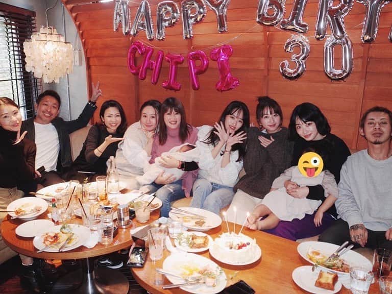 近藤千尋のインスタグラム：「お誕生日🎂のお祝いコメントやメッセージ、本当に本当に ありがとうございます😫😭❤️ 昨日はいつもの仲間たちが サプライズで集まってくれて😭 感謝でいっぱいです。。😢💖 本当に幸せものです🙇‍♀️🙇‍♀️ 大好きな仲間に美味しいご飯に 愛する娘たちと過ごせて 最高の1日になりました❗️🙏❤️ 30歳の目標は 2人育児を楽しみながら 仕事もゆっくり頑張る❤️です！笑  #ひーぼぉくんはお仕事で一緒に過ごせなかったけど🙍🏻‍♀️ #夜中にケーキ持って登場 #暗闇でケーキの箱開けたから #手を切ってた #嬉しいのと痛そうなので複雑な気持ち 笑  不器用なひーぼぉくんも 本当にありがとう😘✨ みんなみんな大好きだーーーー❤️❤️❤️❤️❤️❤️❤️」