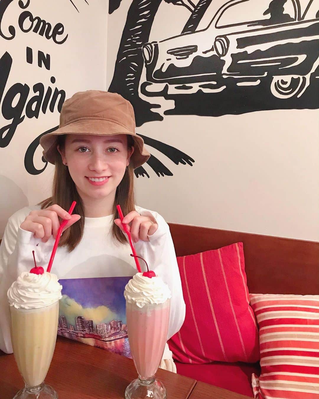 のインスタグラム：「まわりで、 新しいことを始めた人がたくさんの2019年 ⠀ ⠀ 私も駆け抜けはずなんだけど… ⠀ 2020年になる前に もういっこくらい、何かはじめたいなぁと💭💭 ⠀ ⠀ でも年末って なんでそんなこと思うんだろうね。 ⠀ 時は続いていくのに、 勝手に区切って勝手にやり残したとかいって。笑 ⠀ ⠀ ⠀ #hawaii #アメリカンシェイク #バナナミルク #ストロベリーミルク #presethawaii #newera」