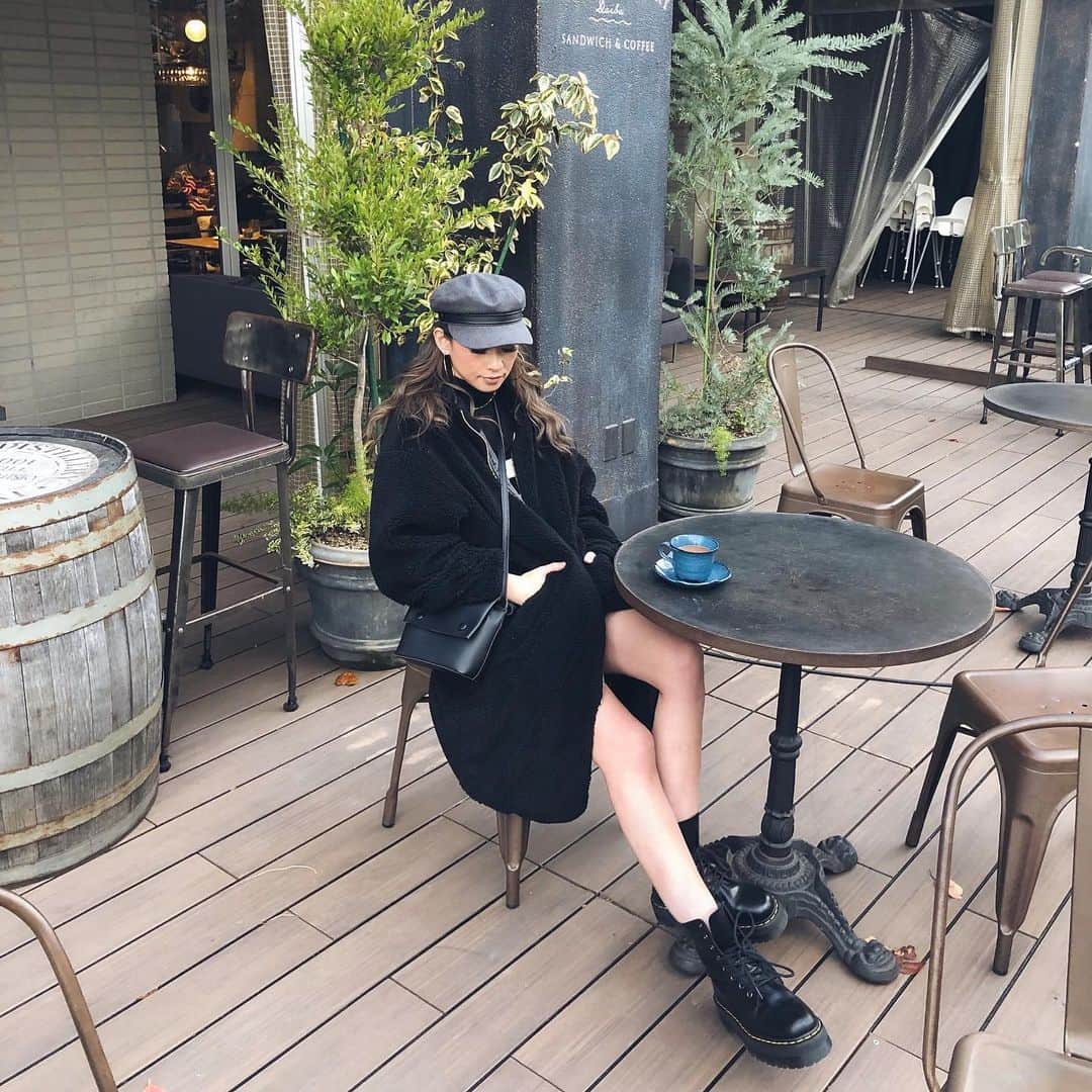 長谷川唯のインスタグラム：「・ ・ goodmoaning🌾寒い〜って言いながらテラスであったかいコーヒーを飲むのが好き🍂🍁 ・ ・ 私服はタグ付けしたのでチェックしてねん✔️✔️ ・ ・ #cafe #goodmorning #ootd #fashion #happy #ファッション #ファッションコーデ」