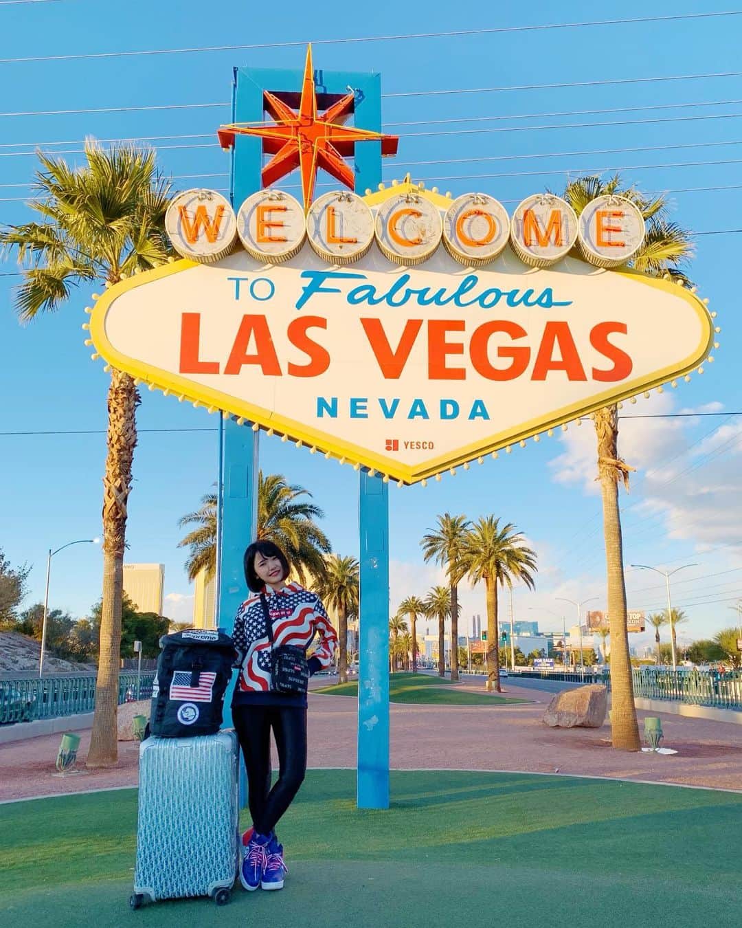 のインスタグラム：「Vegas was most amazing town in the world🌍✨ I want to stay here forever…😂💕 #lasvegas #lasvegassign」