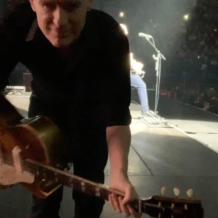 ブライアン・アダムスのインスタグラム：「Rocking Milano, Italia ❤️🔥🇮🇹🍝 buon natale a tutti #buonnatale #bryanadamsshinealight #milano #italy #happychristmas #gibsones295」